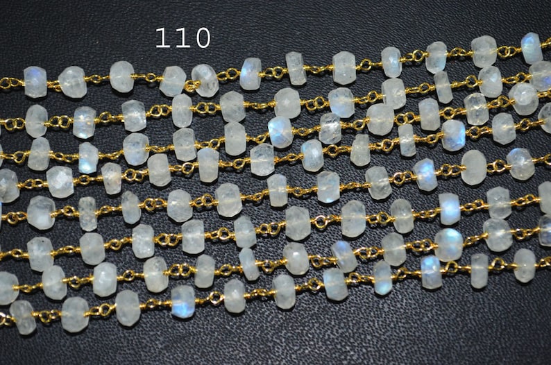 Puede incluir: Una hebra de cuentas de piedra lunar blanca con eslabones de cadena dorados. Las cuentas son facetadas y tienen un ligero brillo iridiscente. La hebra tiene aproximadamente 110 cuentas.