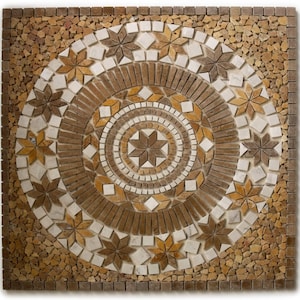 Könnte beinhalten: Ein quadratisches Mosaik-Kunstwerk mit kreisförmigem Design. Das Mosaik verwendet verschiedene Brauntöne, Beige und weiße Fliesen, angeordnet in konzentrischen Kreisen und Sternmustern. Der äußere Rand besteht aus kleinen, unregelmäßigen Steinen.
