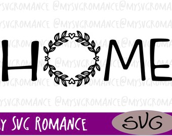 Puede incluir: Diseño gráfico en blanco y negro de la palabra "HOME" con una corona de hojas y corazones alrededor de la "O". El texto "MY SVG ROMANCE" está en la parte inferior izquierda y "SVG" en la parte inferior derecha.