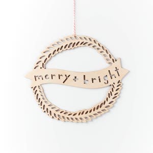 Corona navideña - Alegre y brillante - Puerta colgante colgante de navidad Lasercut Birch