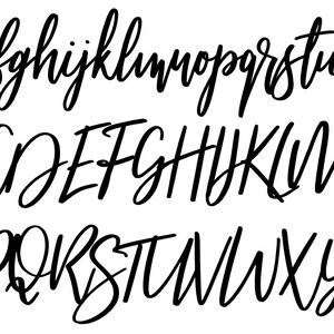 K&ouml;nnte beinhalten: Ein handgeschriebenes Alphabet in schwarzer Tinte auf wei&szlig;em Hintergrund. Die Schriftart ist ein kursives Skript mit einem modernen Look. Die Buchstaben sind alle in Gro&szlig;- und Kleinschreibung.