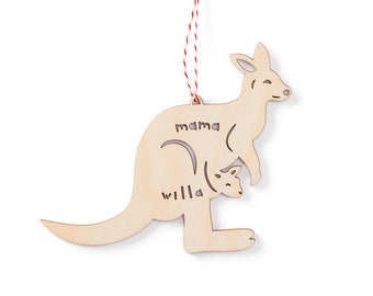 Aangepaste kangoeroe met babyornament - houten lasergesneden kerstboomornament