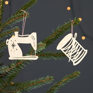 Adornos navideños de madera hechos con máquina de coser e hilo - Madera de abedul cortada a láser (juego de 2)