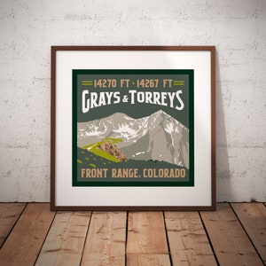 Puede incluir: Un cartel de viaje de estilo vintage con una cordillera de montañas con picos cubiertos de nieve. El texto dice "=14270 FT - 14267 FT= Grays & Torreys Front Range, Colorado".