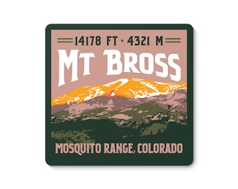 Puede incluir: Una ilustración de estilo vintage del monte Bross, una montaña en la cordillera Mosquito, Colorado. La montaña está representada en tonos naranja, amarillo y marrón, con un pico nevado. El texto "= 14178 FT. 4321 M =" está por encima de la montaña, y el texto "Mosquito Range, Colorado" está por debajo de la montaña.