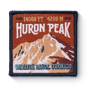 Può includere: Toppa ricamata raffigurante un paesaggio montano con la scritta "HURON PEAK" in bianco. La toppa include il testo "14009 FT - 4269 M" e "SAWATCH RANGE, COLORADO". Ha un bordo blu navy e uno sfondo marrone.