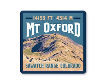 Puede incluir: Una ilustración de estilo vintage del monte Oxford, una montaña de la cordillera Sawatch de Colorado. La montaña se representa en tonos de marrón, verde y morado, con un cielo azul de fondo. El texto "14153 FT. 4314 M" y "MT OXFORD" se muestra en blanco en la parte superior de la imagen. El texto "SAWATCH RANGE, COLORADO" se muestra en blanco en la parte inferior de la imagen.