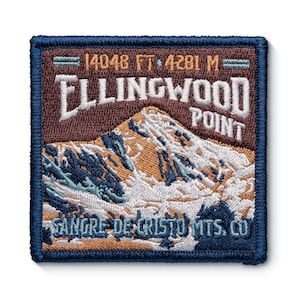 Könnte beinhalten: Ein blauer gestickter Aufnäher mit einer Bergszene und dem Text "Ellingwood Point" in Weiß. Der Text "14048 FT - 4281 M" befindet sich über dem Berg und der Text "Sangre de Cristo Mts. CO" unter dem Berg.