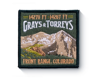 Puede incluir: Parche bordado verde con una escena de montaña y el texto "Grays & Torreys" y "Front Range, Colorado". También se incluye el texto "14270 FT. 14267 FT".