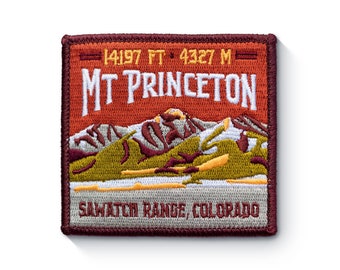 Peut inclure: Un écusson brodé de couleur marron avec un contour blanc. L'écusson représente une chaîne de montagnes avec des sommets enneigés et le texte "MT PRINCETON" en blanc. Le texte "14197 FT. 4327 M" est au-dessus de la chaîne de montagnes et le texte "SAWATCH RANGE, COLORADO" est en dessous de la chaîne de montagnes.