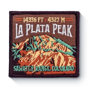 以下が含まれることがあります： 茶色の背景に、白い文字で「La Plata Peak」、オレンジ色の文字で「Sawatch Range Colorado」、白い文字で「14336 FT. 4327 M」が書かれた山脈が刺繍されたパッチです。
