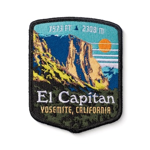 Könnte beinhalten: Gestickter Aufnäher mit einer farbenfrohen Darstellung von El Capitan, einer Granitfelsen in Yosemite National Park, Kalifornien. Der Aufnäher enthält den Text "El Capitan, Yosemite, Kalifornien" und die Höhe der Felswand in Fuß und Metern: "7573 FT 2308 M".