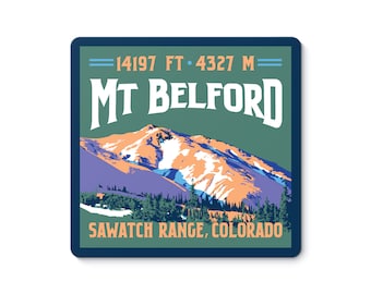 Puede incluir: Una ilustración de estilo vintage del monte Belford, una montaña de la cordillera Sawatch de Colorado. La montaña se representa en tonos de azul, morado, naranja y blanco, con nieve en su cima. El texto "14197 FT. 4327 M." y "MT. BELFORD" se muestra en blanco sobre un fondo verde. El texto "SAWATCH RANGE, COLORADO" se muestra en blanco sobre un fondo azul.