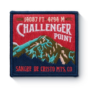 Könnte beinhalten: Gestickter Aufnäher mit rotem Hintergrund und blauem Rand. Er zeigt eine Bergkette mit einem weißen Textüberlagerung, der "14087 FT - 4294 M - CHALLENGER POINT - SANGRE DE CRISTO MTS, CO" lautet.
