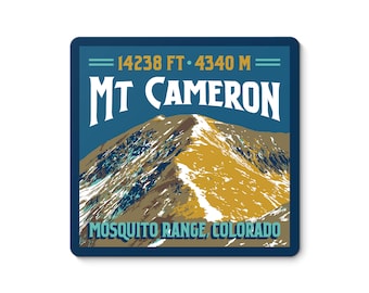 Puede incluir: Una ilustración de estilo vintage del Monte Cameron en la Cordillera Mosquito, Colorado. La cima de la montaña se representa en tonos marrones, amarillos y blancos, con picos cubiertos de nieve. El texto "Mt. Cameron" está en negrita, en blanco, y la altitud se indica como "14238 FT. 4340 M."