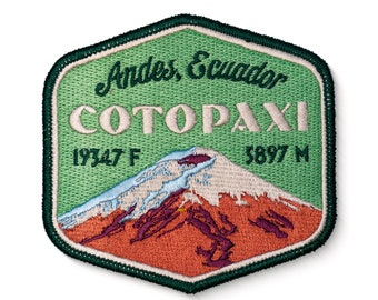 Puede incluir: Parche bordado verde y blanco con el texto "Andes, Ecuador Cotopaxi 19347 F 5897 M" y una representación de una montaña cubierta de nieve.