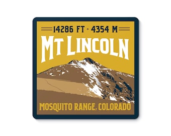 Puede incluir: Una ilustración de estilo vintage del monte Lincoln, un pico de 4.354 metros en la cordillera Mosquito, Colorado. La montaña está representada en marrón y blanco, con un fondo amarillo y un borde azul oscuro.