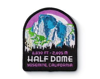 Może przedstawiać: Czarno-fioletowa naszywka z haftowanym białym obrazkiem Half Dome, góry w Parku Narodowym Yosemite. Tekst "8,830 FT. 2,695 M HALF DOME YOSEMITE, CALIFORNIA" jest wyszyty na naszywce białym kolorem.