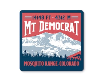 Puede incluir: Adhesivo cuadrado con un paisaje de montaña. El texto "MT DEMOCRAT" está en blanco, sobre una ilustración de montaña. El texto "14148 FT • 4312 M" está encima del nombre de la montaña, y "MOSQUITO RANGE, COLORADO" está debajo.