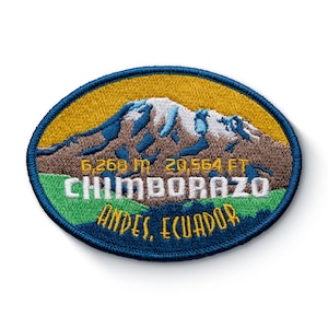 Peut inclure: Patch brodé avec un contour bleu, représentant une chaîne de montagnes avec des sommets enneigés. Le texte indique "6 268 m 20 564 FT CHIMBORAZO ANDES, ÉQUATEUR".
