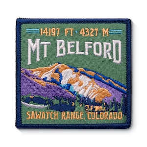 Könnte beinhalten: Gestickter Aufnäher mit grünem Hintergrund, der eine Bergkette mit violetten, blauen und orangefarbenen Details zeigt. Der Text "MT BELFORD" ist weiß, und der Text "SAWATCH RANGE, COLORADO" ist orange. Der Text "14197 FT. 4327 M" ist blau.