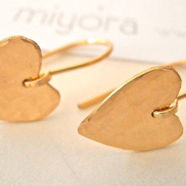 Shiny gold heart shaped hammered dangle earrings - 14K GF - Romantic natural style