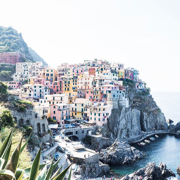 Cinque Terre Druck, Manarola Italien Fotografie, Küstenwandkunst, Italien Drucke, Reisedrucke, Reisefotografie, bunt, Luftaufnahme