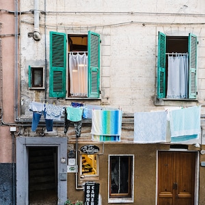 La Dolce Vita, edificio classico italiano, stampa di viaggio, stile di vita italiano, Cinque terre, fotografia di viaggio, villaggio italiano, vecchie persiane