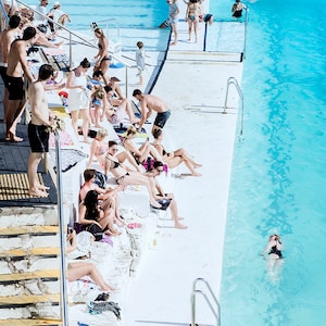 プールサイドに座る人々のプリント、ビーチの壁アート、大きなビーチのポスター、海の写真、海岸の装飾、海のプリント、ビーチの人々、ボンダイの氷山