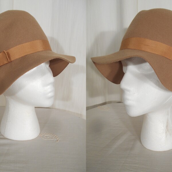 1920s Hat | Vintage Hat Cloche | Flapper Style Beige Wool Felt with Grosgrain Ribbon