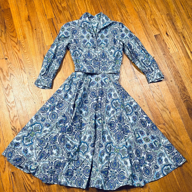 Long sleeved 50's dress with circle skirt and bow back detail. Size uk 12 approx (US 10, EU 40)