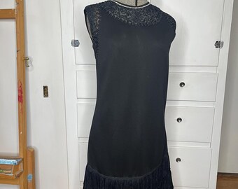 Vestido estilo anos 60, vestido preto estilo melindrosa dos anos 20 com franjas.