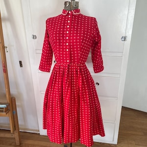 Abito vintage in cotone rosso Lanz anni '50: gonna a ruota stile picnic XS