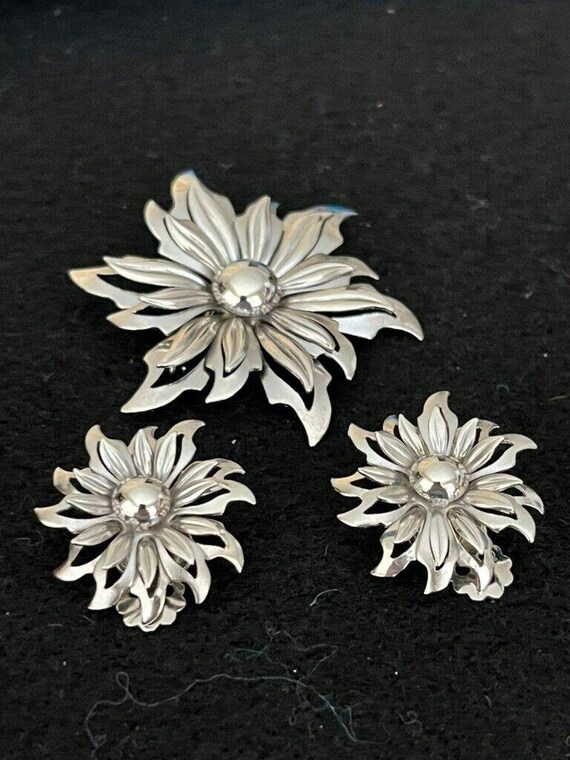 Vintage Flower Brooch And Clip On Earrings Set Si… - image 2