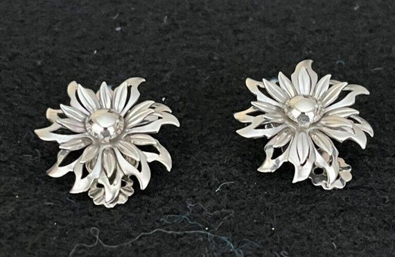 Vintage Flower Brooch And Clip On Earrings Set Si… - image 3