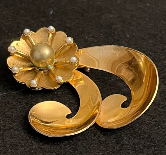 Gold Plated Gray Pearl Brooch with Gold Plated Cr… - image 4