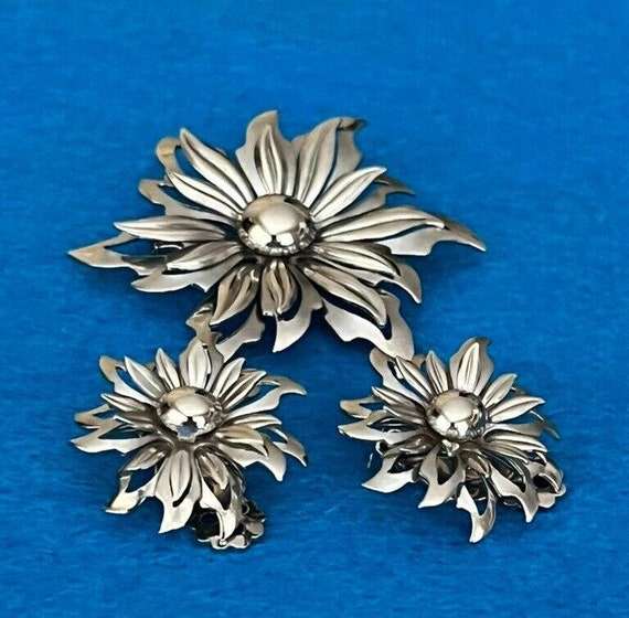 Vintage Flower Brooch And Clip On Earrings Set Si… - image 7