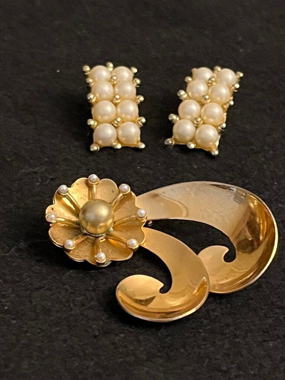 Gold Plated Gray Pearl Brooch with Gold Plated Cr… - image 1