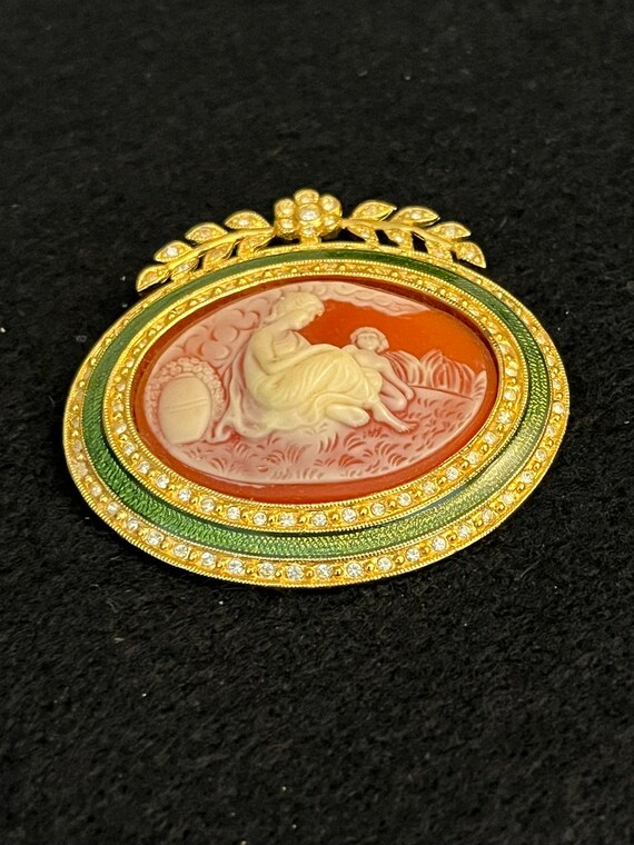 JOAN RIVERS Large Cameo Brooch in Gold Plated Meta