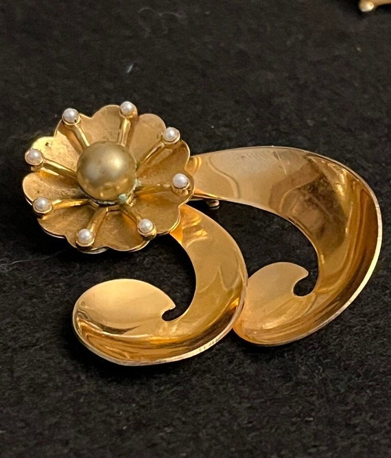 Gold Plated Gray Pearl Brooch with Gold Plated Cr… - image 3