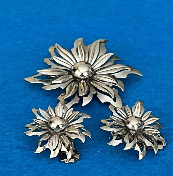 Vintage Flower Brooch And Clip On Earrings Set Si… - image 8