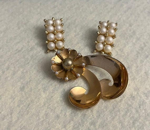 Gold Plated Gray Pearl Brooch with Gold Plated Cr… - image 6