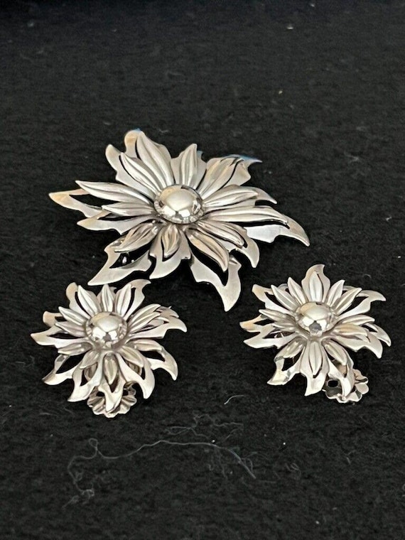 Vintage Flower Brooch And Clip On Earrings Set Si… - image 1