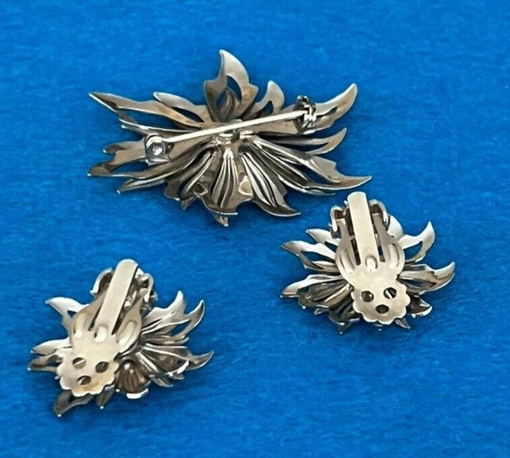 Vintage Flower Brooch And Clip On Earrings Set Si… - image 9
