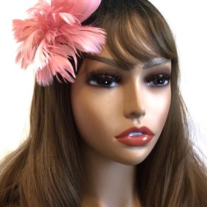 Light Rose Powder Pink Feather Fascinator Hair Clip Accesorio... Hecho a mano en los EE.UU. imagen 2