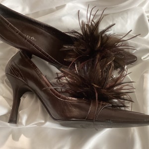 Accesorio para clips de zapatos con plumas de avestruz en color marrón oscuro. Zapatos no incluidos. imagen 2