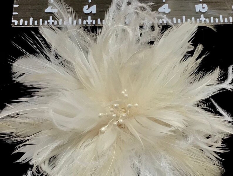 Bandeau de pince à cheveux de fascinateur de fleurs de plumes de mariage nuptiale. Autruche. étamine perlée. Chapellerie image 5