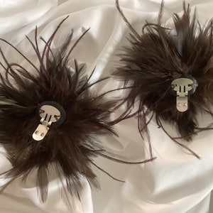 Dark Brown Ostrich Feather shoe clips accessory. Shoes not included. imagem 4