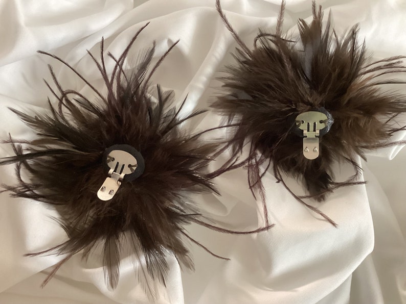 Dark Brown Ostrich Feather shoe clips accessory. Shoes not included. afbeelding 4