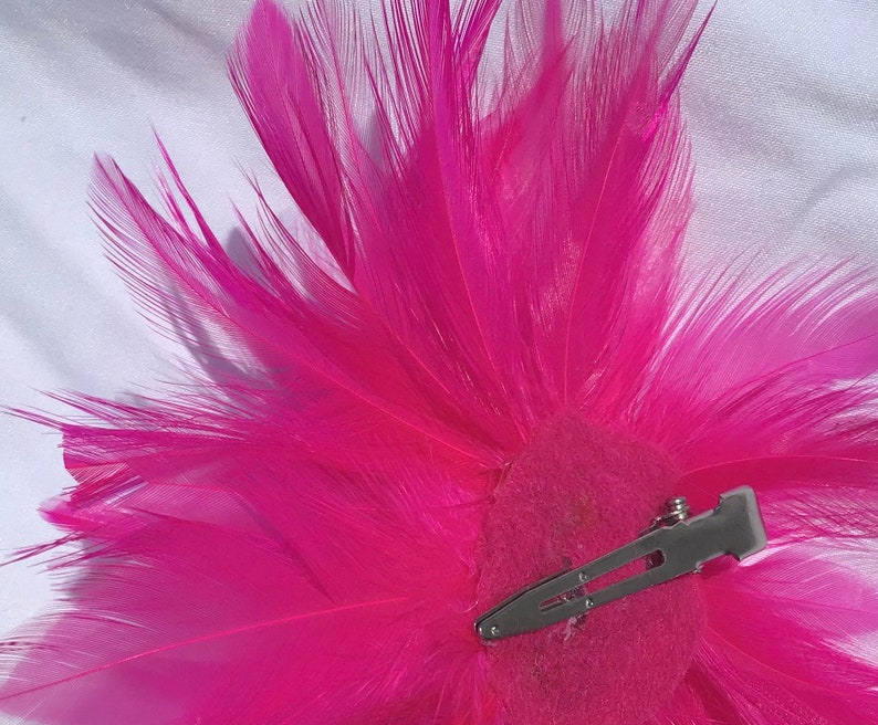 Accesorio de clip para el cabello con tocado de plumas de color rosa intenso, fucsia y magenta. Hecho en EE.UU. Opción rosa pastel claro. imagen 3